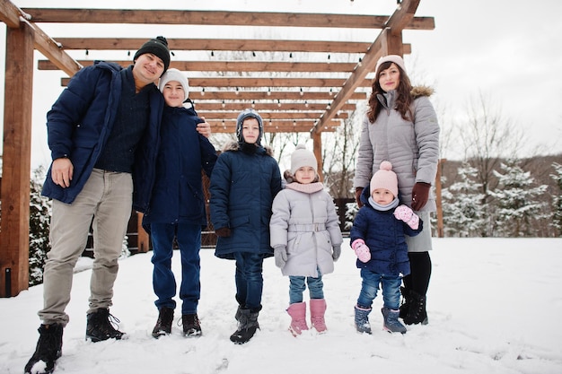 Grande jeune famille avec quatre enfants en journée d'hiver