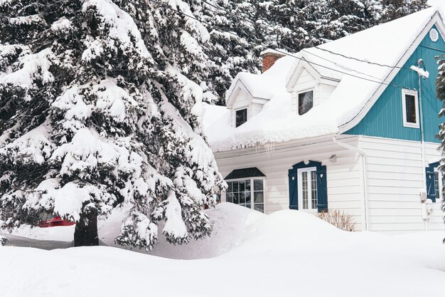 Grande maison couverte de neige blanche en hiver