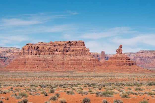 Grande montagne rocheuse dans le désert