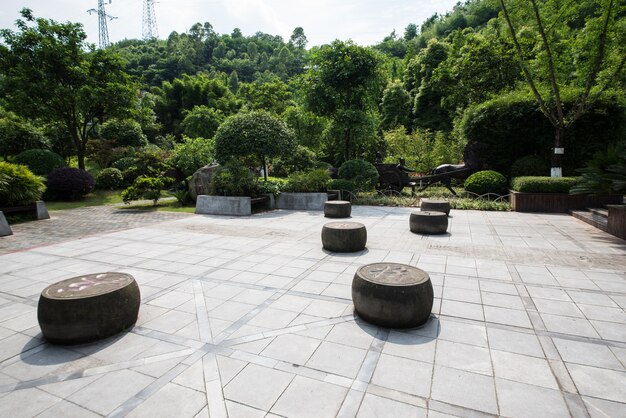 La grande pierre fait des échecs chinois dans un parc