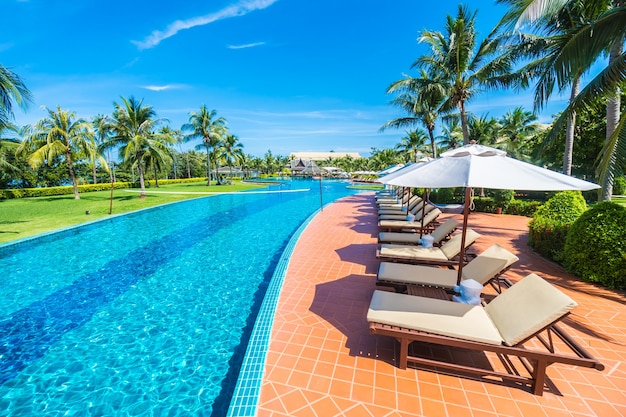 Grande piscine avec bassin pour hamacs