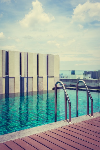 Grande piscine sur la terrasse de l&#39;hôtel