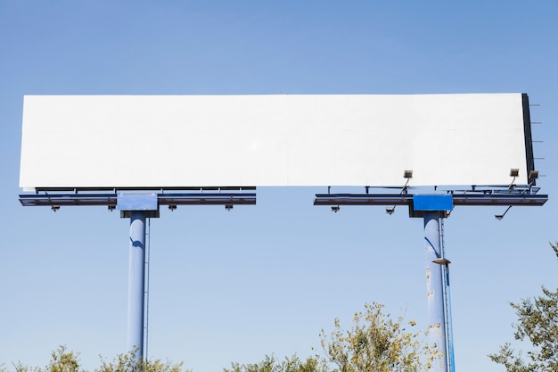 Grande publicité vierge thésaurisation sur fond bleu