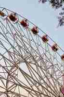 Photo gratuite grande roue au carnaval low angle