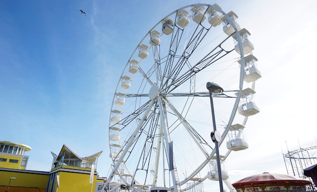 Grande roue dans un parc d&#39;attractions