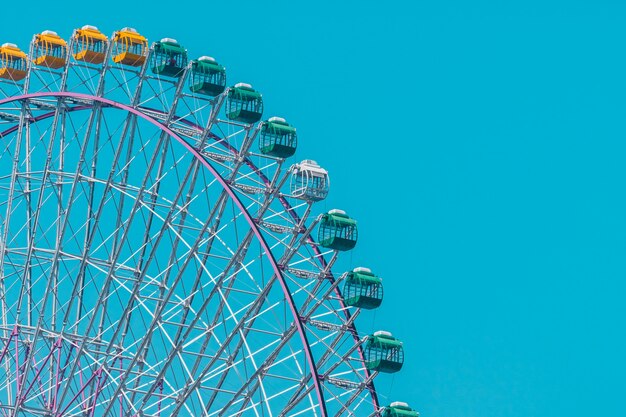 Grande roue dans un parc d&#39;attractions