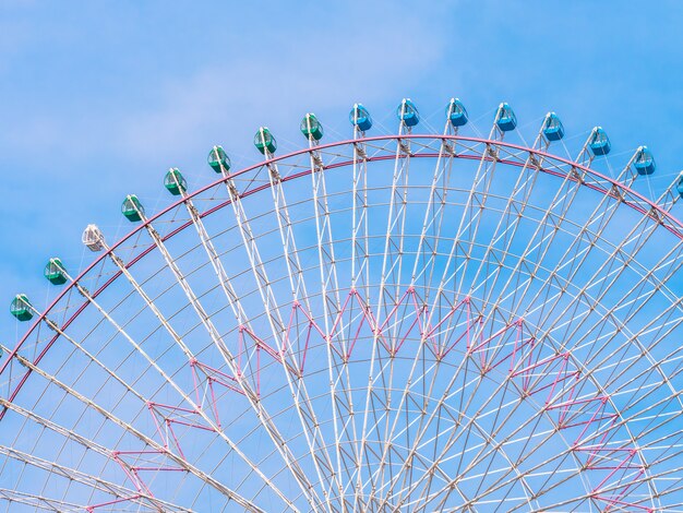 Grande roue dans le parc avec fond de ciel bleu