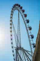 Photo gratuite grande roue sur fond de ciel nuageux