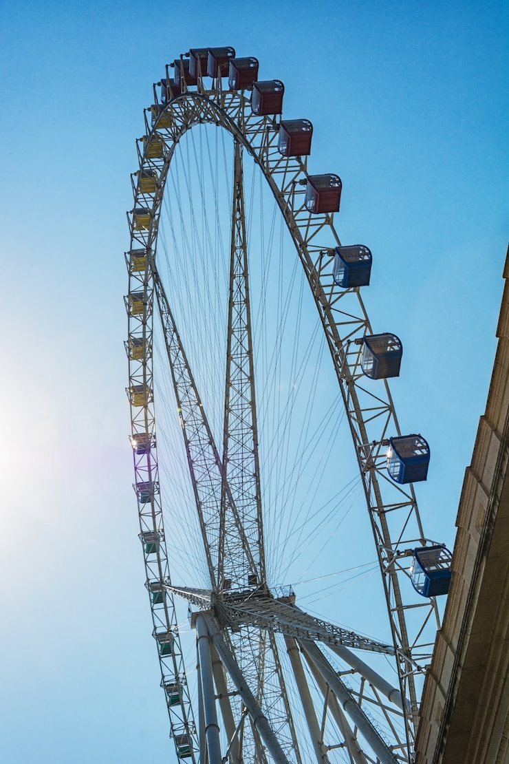Photo gratuit grande roue sur fond de ciel nuageux