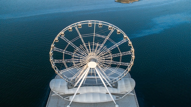 Photo gratuite grande roue vue sur la mer 1