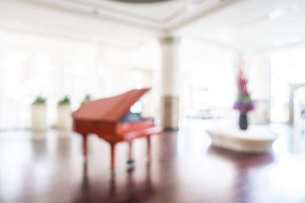 grande salle Brouillé avec un piano