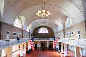 Photo gratuite grande salle d'ellis island à new york