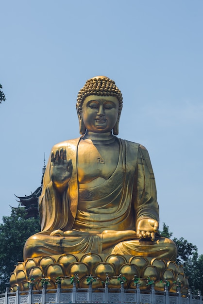 Photo gratuite grande statue de bouddha dorée