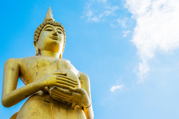 Grande statue de bouddha en or avec fond de ciel bleu