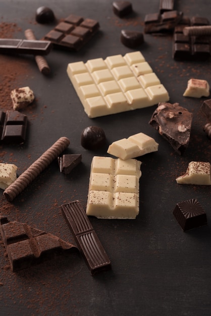 Grande variété de barres de chocolat écrasées en morceaux