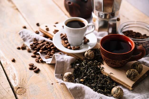 Grande variété de tasses à thé et d'herbes