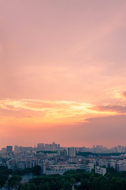 Grande ville au coucher du soleil