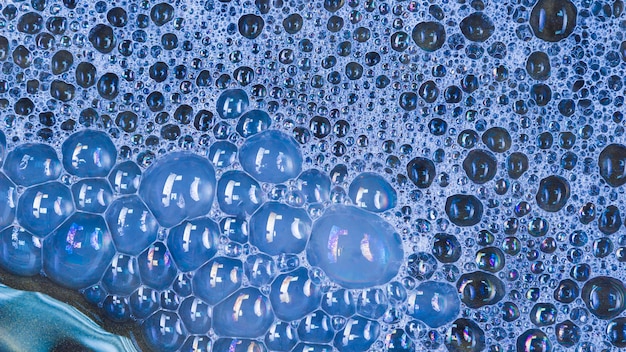 Photo gratuite grandes bulles bleues dans l'eau