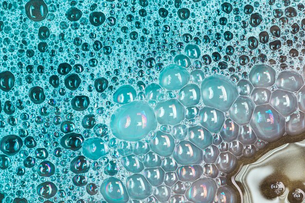 Grandes bulles vertes dans l&#39;eau