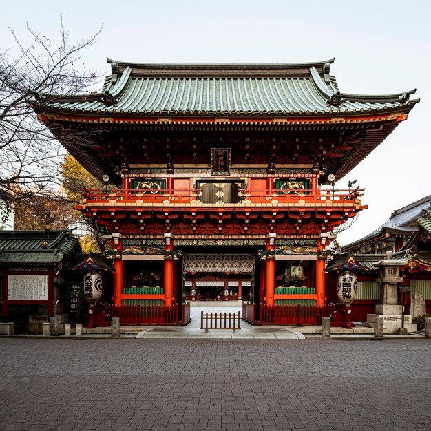 Grandiose temple traditionnel japonais en bois