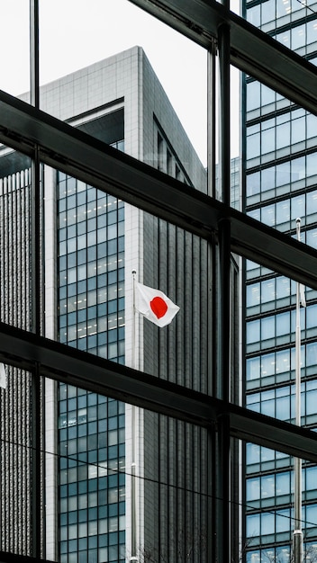 Grands immeubles de bureaux modernes et drapeau du japon