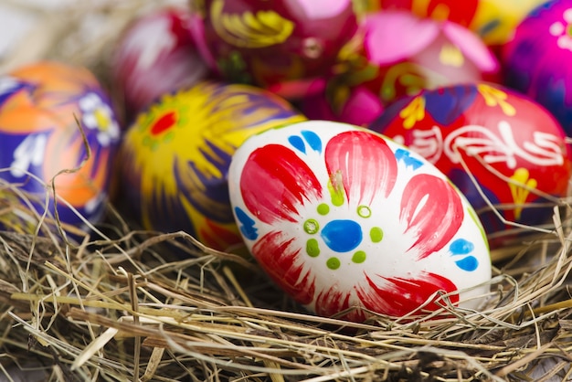 Photo gratuite grands oeufs de pâques avec décoration florale