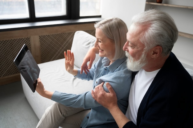 Les grands-parents apprennent à utiliser la technologie