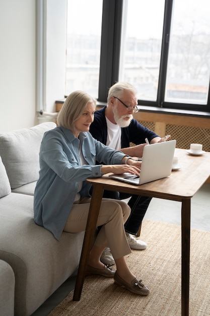 Les grands-parents apprennent à utiliser la technologie