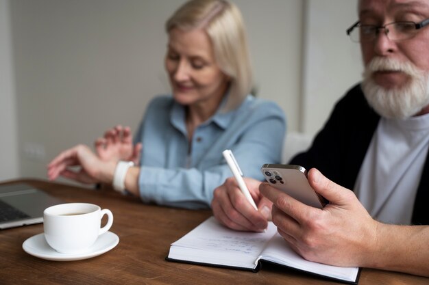 Les grands-parents apprennent à utiliser la technologie