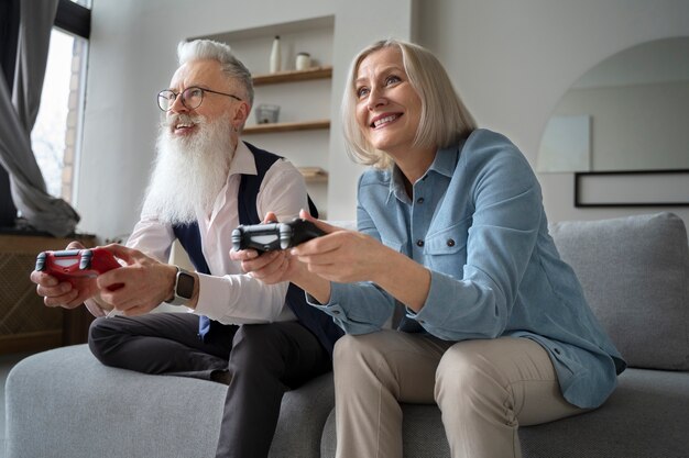 Les grands-parents apprennent à utiliser la technologie