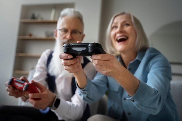 Les grands-parents apprennent à utiliser la technologie