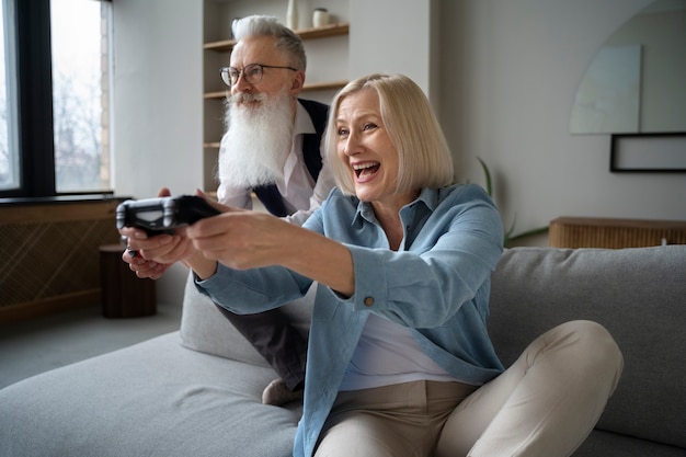 Les grands-parents apprennent à utiliser la technologie