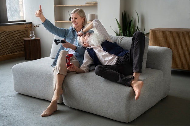 Les grands-parents apprennent à utiliser la technologie