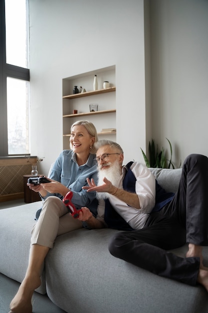 Les grands-parents apprennent à utiliser la technologie