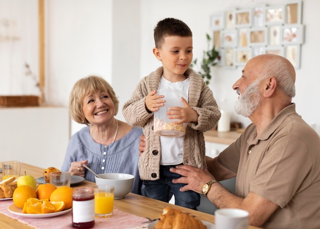 Grands-parents et enfant de plan moyen