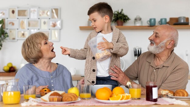 Grands-parents et enfant smiley coup moyen