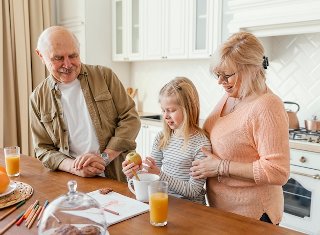 Grands-parents et enfant de tir moyen dans la cuisine