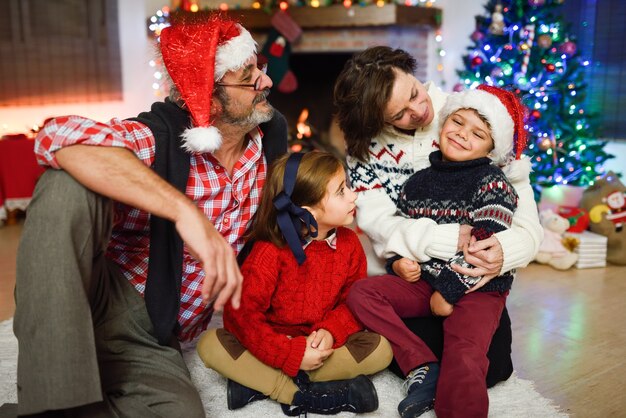 Les grands-parents jouent avec les petits-enfants