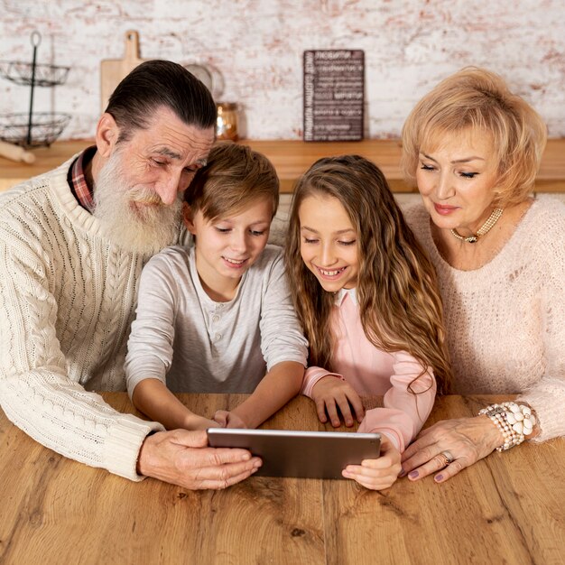 Les grands-parents passent du temps avec leurs petits-enfants