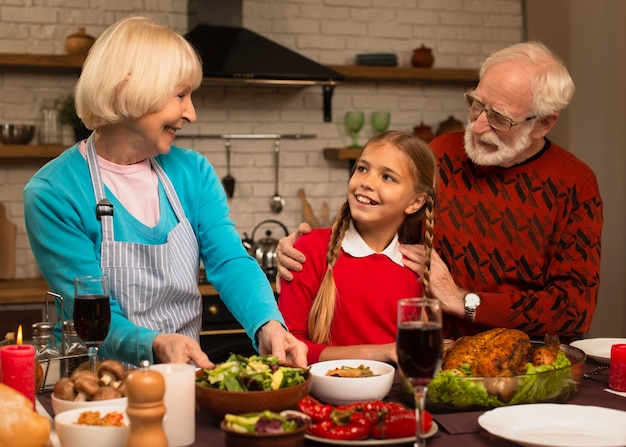 Photo gratuite les grands-parents regardant leur petite-fille