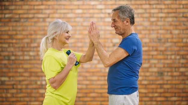 Grands-parents travaillant