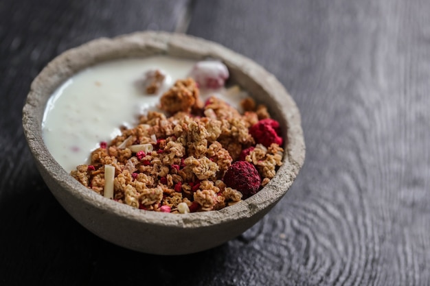 Granola. Délicieux petit déjeuner sur la table