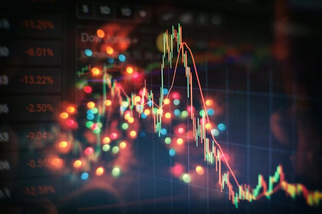 Graphique boursier ou graphique de trading forex pour les concepts commerciaux et financiers, les rapports et les investissements sur fond sombre