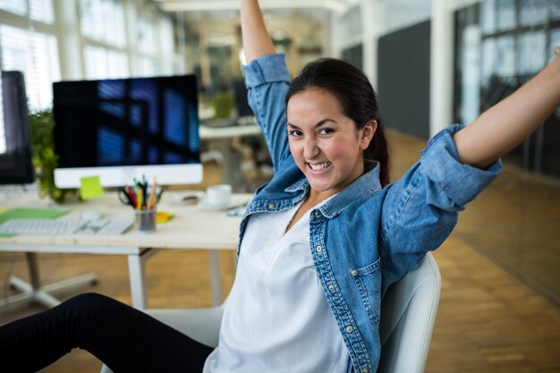 graphiste Femme dans l&#39;humeur joyeuse