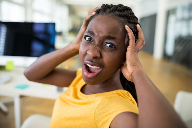 graphiste femme frustrée dans le bureau