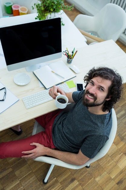 graphiste Homme ayant du café noir