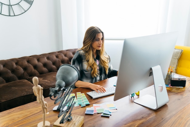 Graphiste travaillant au bureau