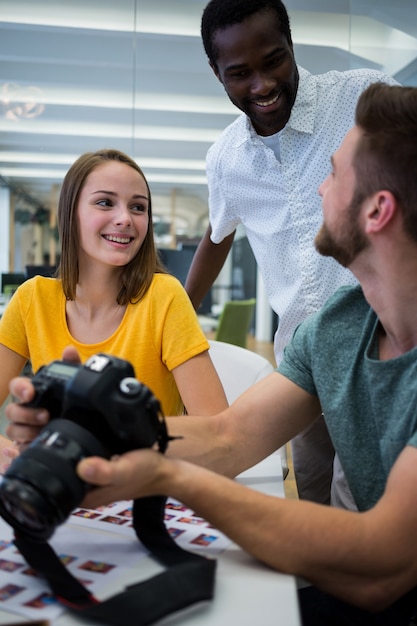 graphistes masculins et féminins qui interagissent les uns avec les autres