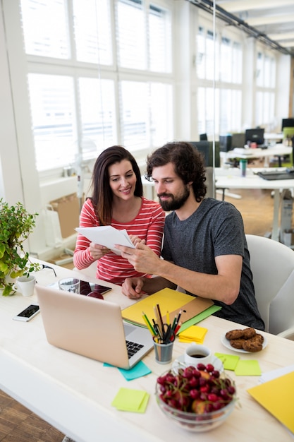 graphistes masculins et féminins qui interagissent sur le document