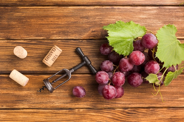 Grappe de raisin sur une table en bois